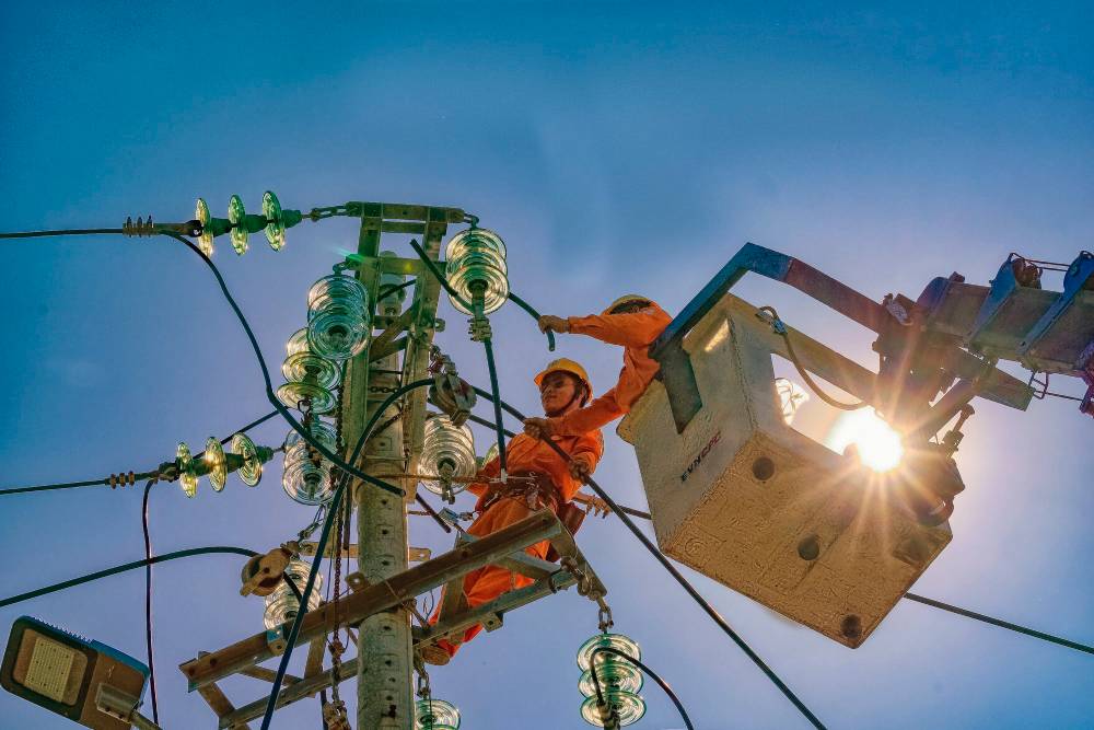 Bộ Công Thương đề xuất mua thêm hàng nghìn megawatt điện từ Trung Quốc và Lào- Ảnh 1.