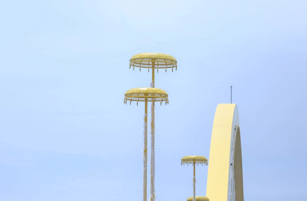 Những chiếc “lọng vàng cung đình” trên cây cầu mới ở Huế có gì đặc biệt?- Ảnh 2. Những chiếc “lọng vàng cung đình” trên cây cầu mới ở Huế có gì đặc biệt?- Ảnh 2.