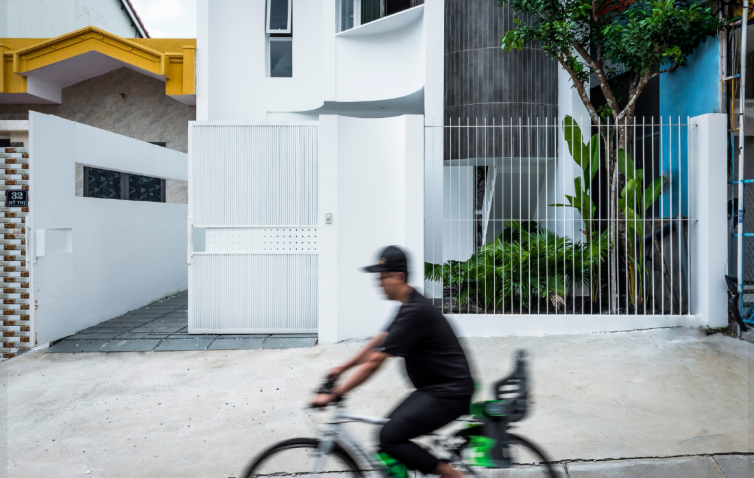 Ngôi nhà thiết kế hiện đại, hợp phong thủy ôm trọn 2 căn hộ độc lập tại Đà Nẵng- Ảnh 2. Ngôi nhà thiết kế hiện đại, hợp phong thủy ôm trọn 2 căn hộ độc lập tại Đà Nẵng- Ảnh 2.