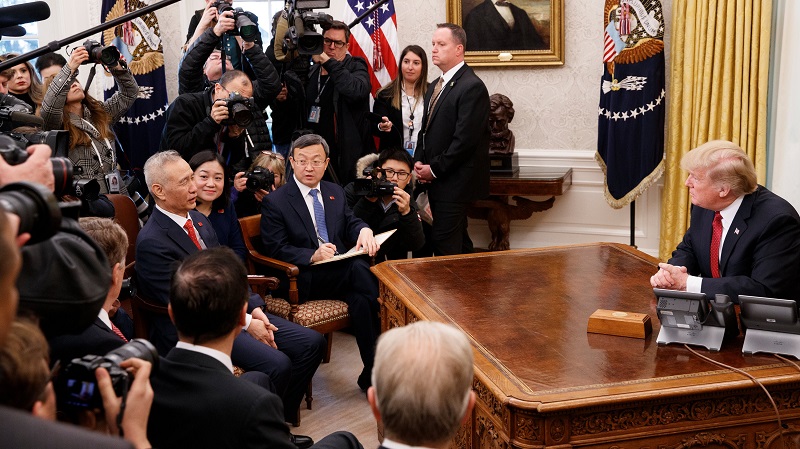 Ông Trump gợi ý giảm thuế quan với Trung Quốc, lạc quan vào thỏa thuận thương mại tương lai- Ảnh 1.