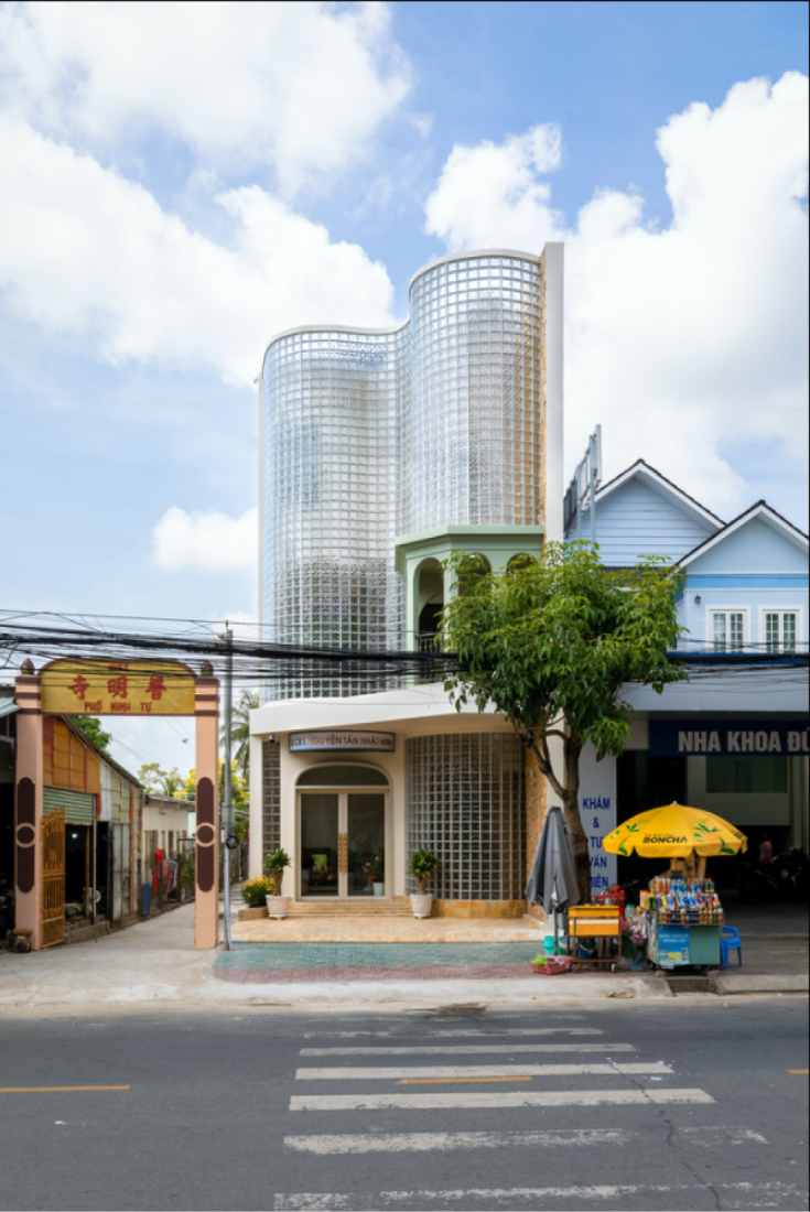 Mặt tiền nhà phố cong độc đáo từ hơn 3.000 viên gạch kính giữa đô thị Trà Vinh- Ảnh 1.