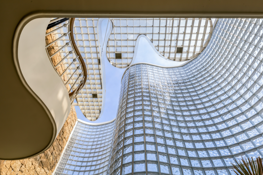 Mặt tiền nhà phố cong độc đáo từ hơn 3.000 viên gạch kính giữa đô thị Trà Vinh- Ảnh 13.