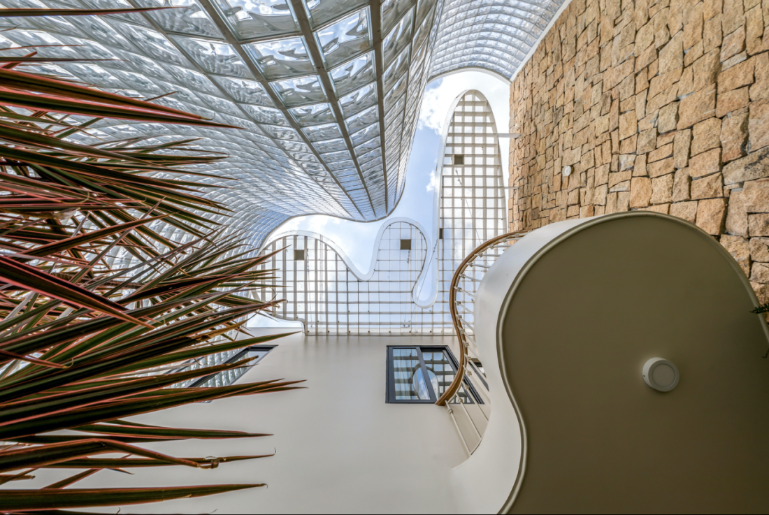 Mặt tiền nhà phố cong độc đáo từ hơn 3.000 viên gạch kính giữa đô thị Trà Vinh- Ảnh 15.