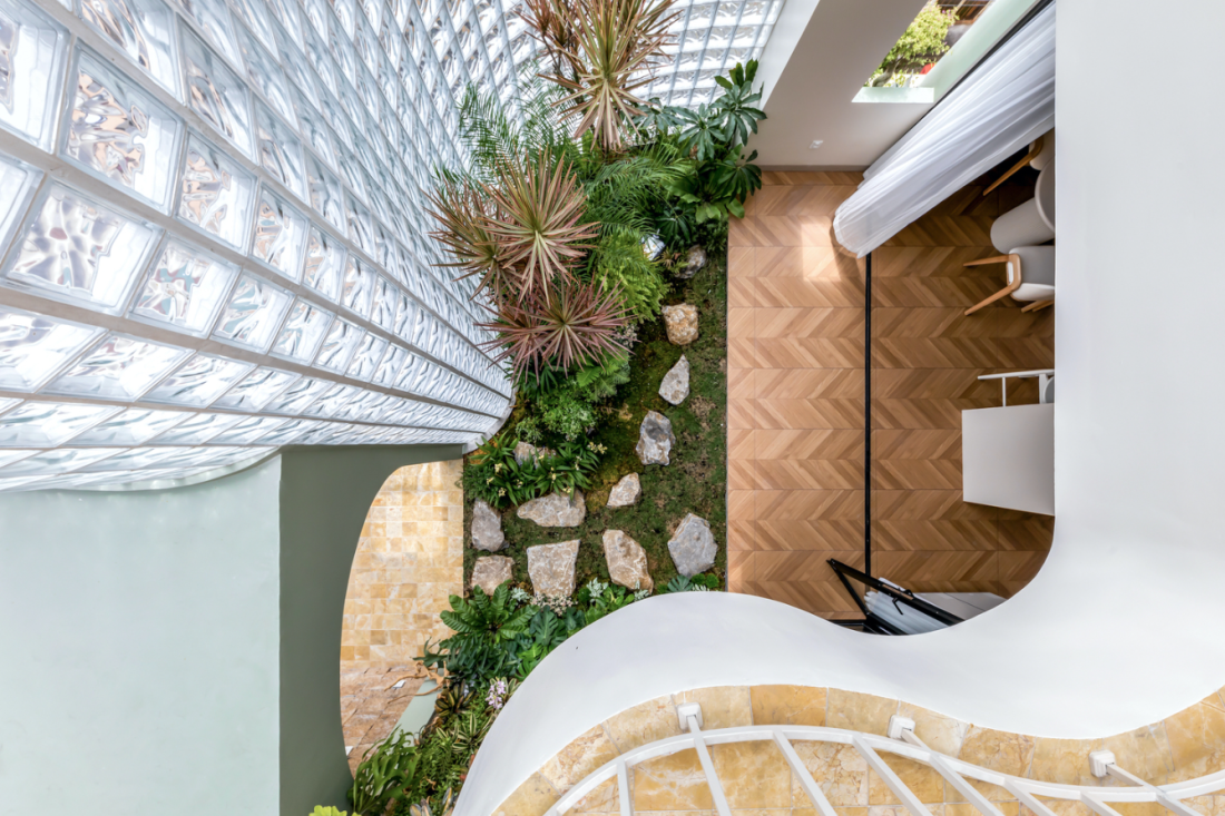 Mặt tiền nhà phố cong độc đáo từ hơn 3.000 viên gạch kính giữa đô thị Trà Vinh- Ảnh 2.