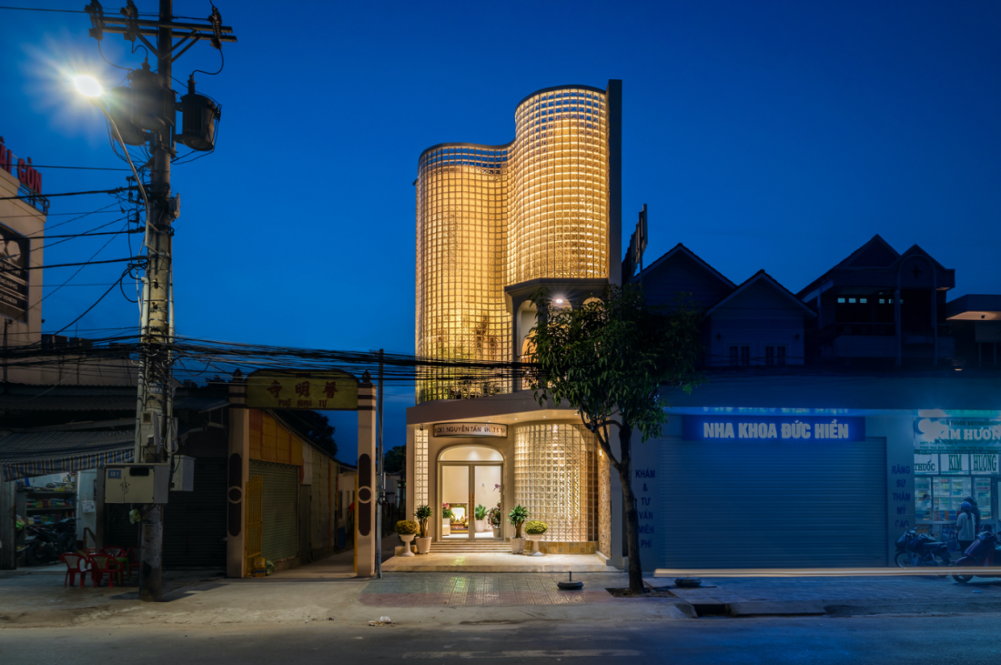 Mặt tiền nhà phố cong độc đáo từ hơn 3.000 viên gạch kính giữa đô thị Trà Vinh- Ảnh 3.