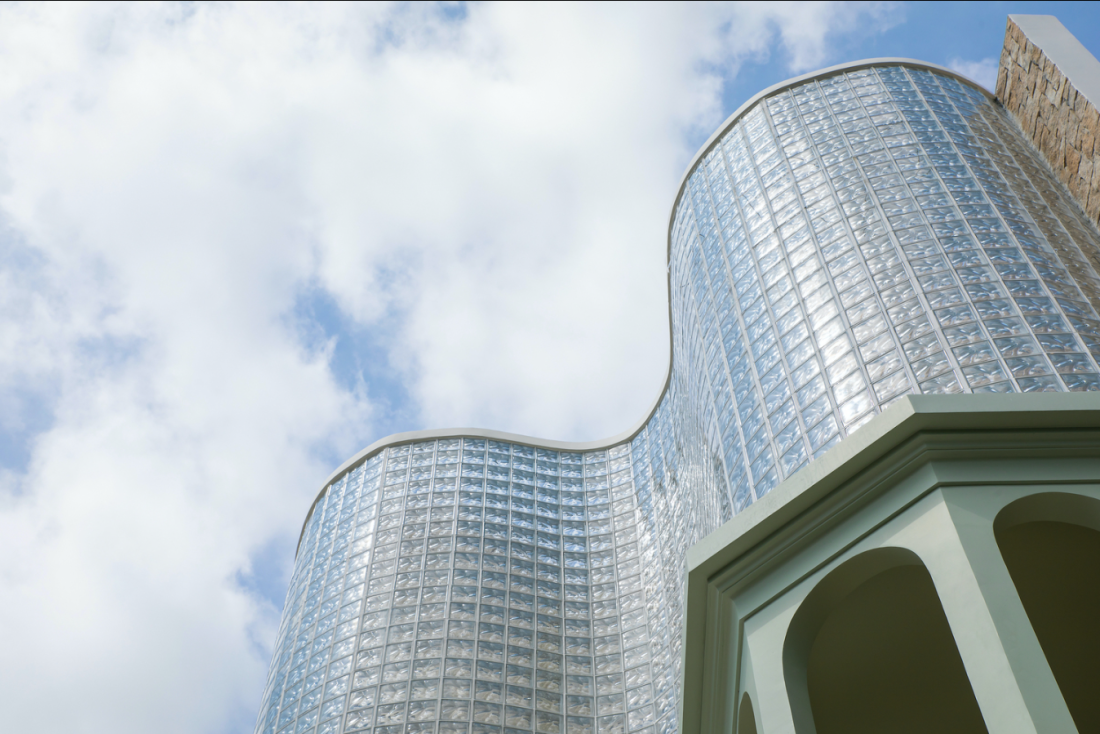 Mặt tiền nhà phố cong độc đáo từ hơn 3.000 viên gạch kính giữa đô thị Trà Vinh- Ảnh 4.