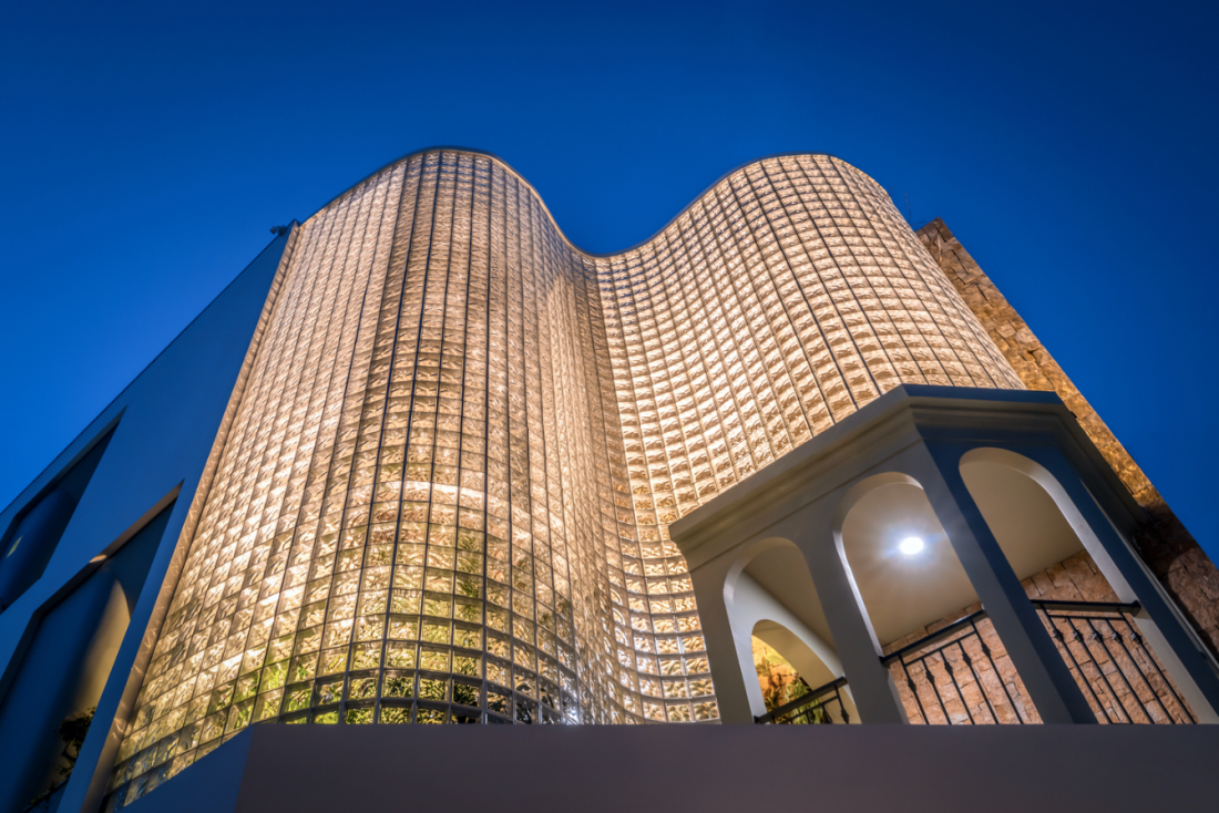 Mặt tiền nhà phố cong độc đáo từ hơn 3.000 viên gạch kính giữa đô thị Trà Vinh- Ảnh 5.