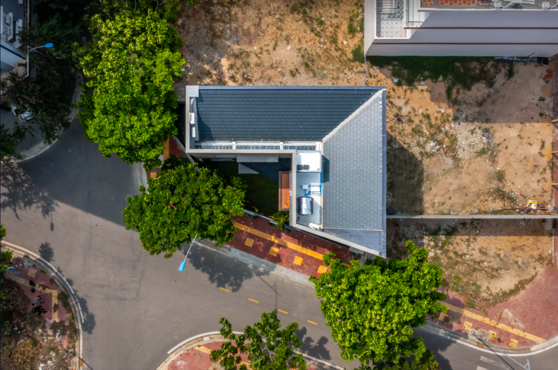 Xây nhà bê tông thô độc đáo thích nghi với nắng gió biển ở Phan Rang- Ảnh 1.