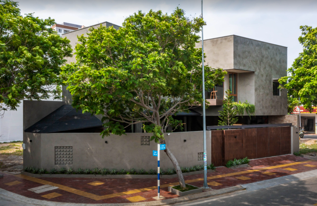 Xây nhà bê tông thô độc đáo thích nghi với nắng gió biển ở Phan Rang- Ảnh 2.