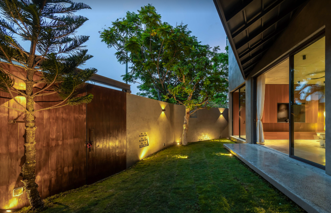 Xây nhà bê tông thô độc đáo thích nghi với nắng gió biển ở Phan Rang- Ảnh 6.