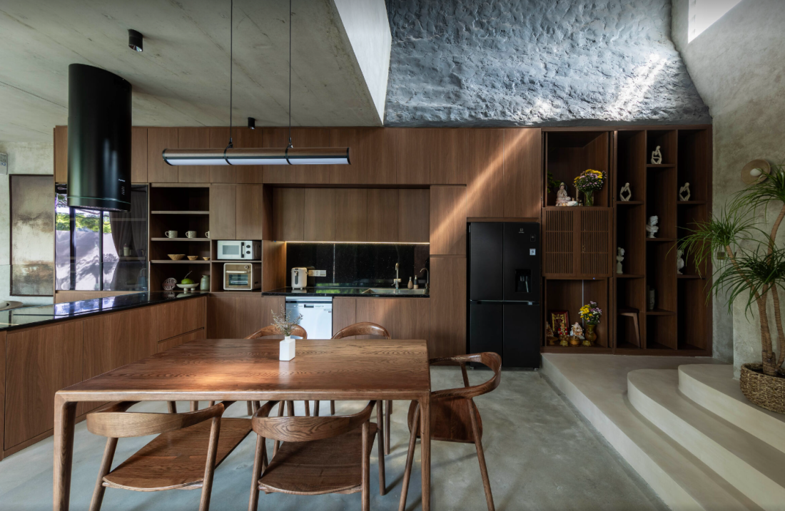 Xây nhà bê tông thô độc đáo thích nghi với nắng gió biển ở Phan Rang- Ảnh 9.