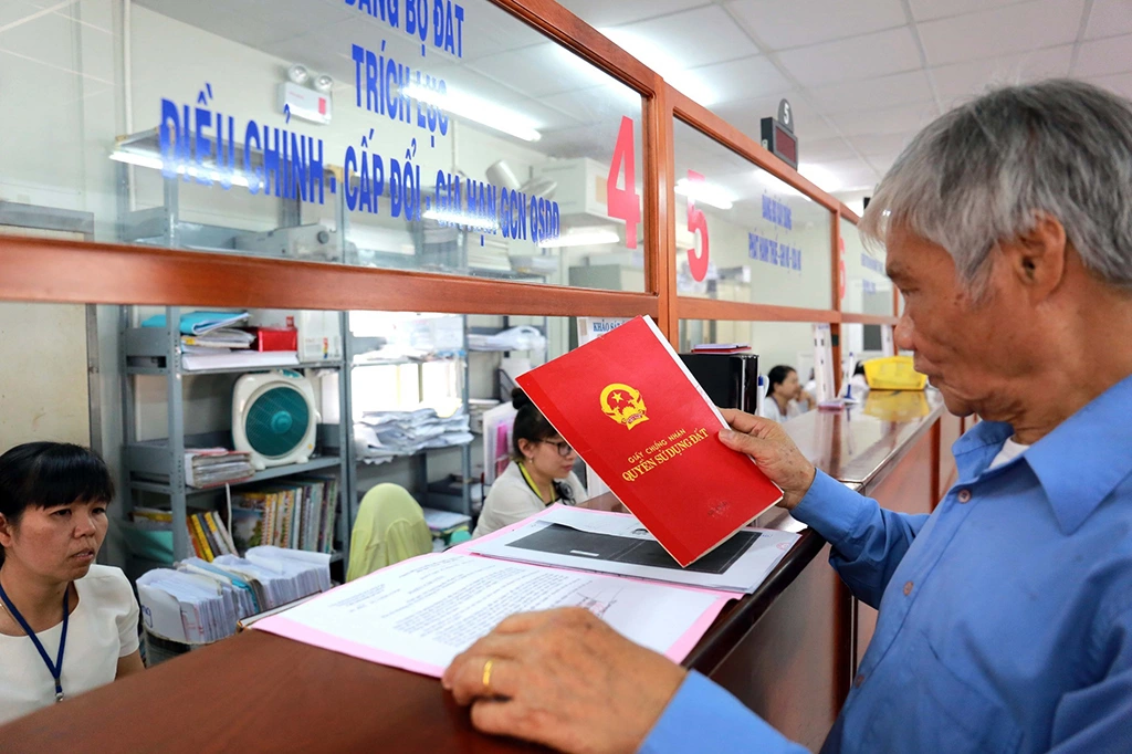 Người dân nên làm thủ tục cấp sổ đỏ trước 01/01/2026 để tiết kiệm chi phí- Ảnh 1.
