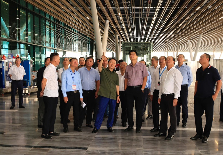 Phó Thủ tướng đi kiểm tra thực tế hoạt động của nhà ga hành khách T3- Ảnh 1.