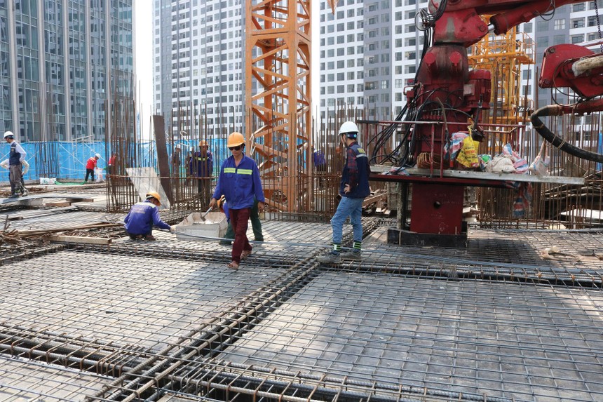 Chủ đầu tư, nhà thầu oằn lưng với giá vật liệu