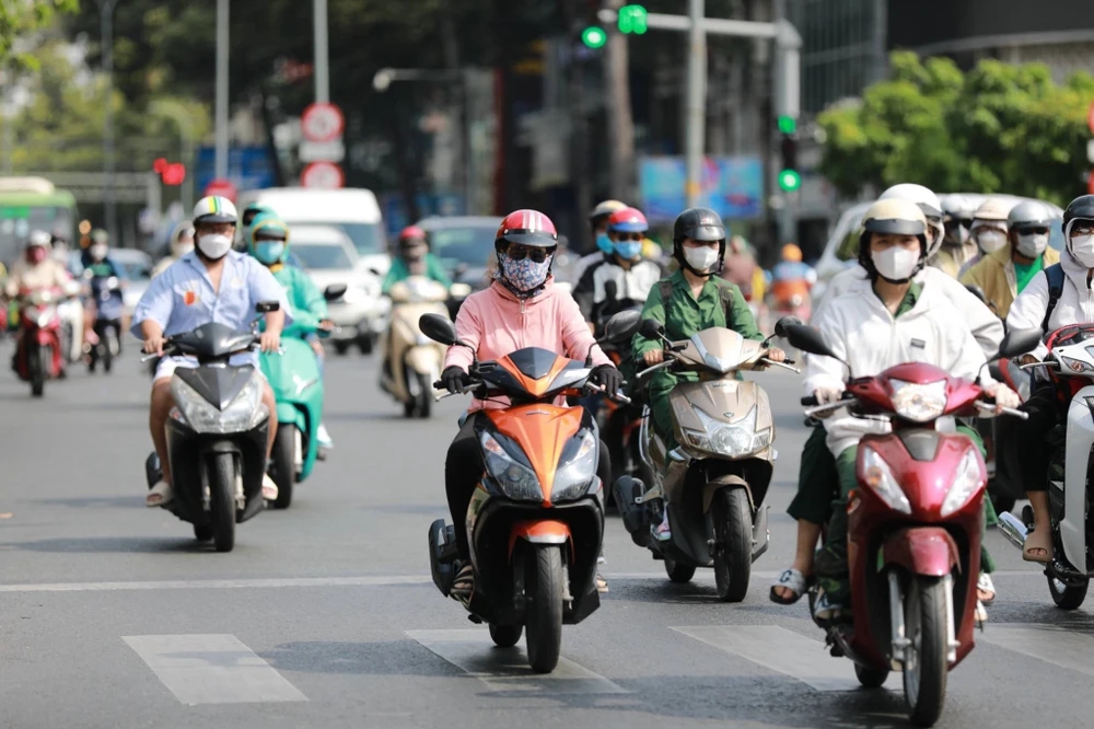 Hà Nội dự kiến hỗ trợ 3 triệu đồng khi đổi xe điện từ 15 triệu, thí điểm hạn chế xe máy chạy xăng từ ngày 1/1/2026