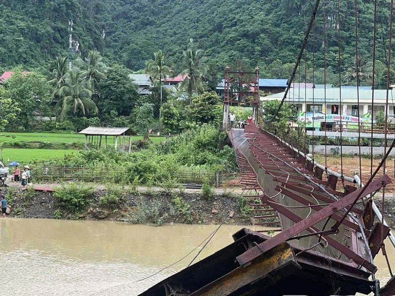 Điện Biên: Đứt cáp lật mặt cầu treo vào bản Púng Bon