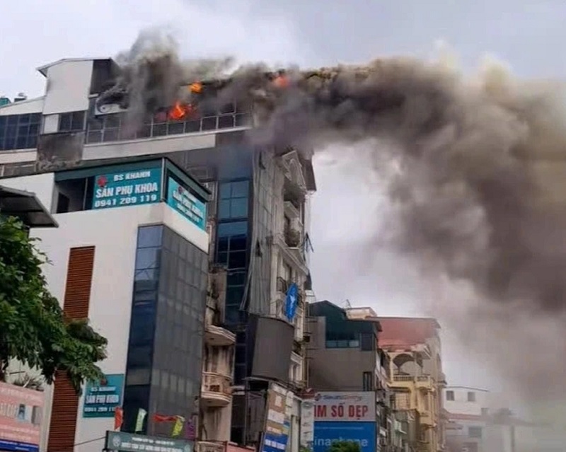 Hà Nội: Cháy ngùn ngụt tại tòa nhà 5 tầng trên đường Giải Phóng