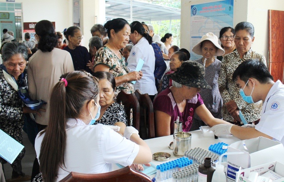 TP.HCM: Đề xuất hỗ trợ 100% mức đóng bảo hiểm y tế cho người không có lương hưu từ đủ 60 đến dưới 75 tuổi