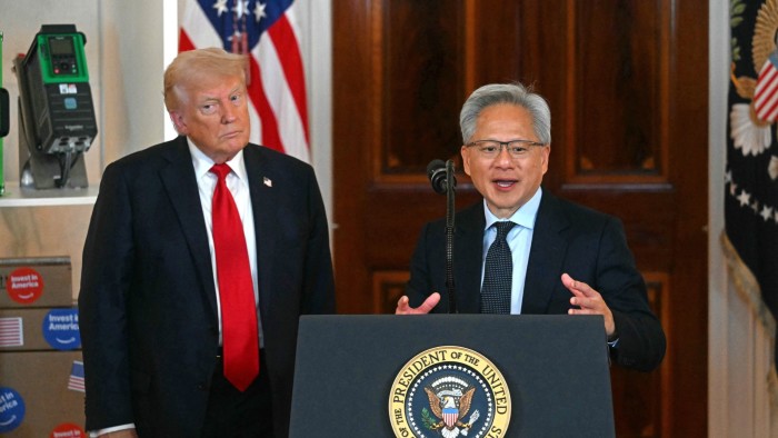 Ông Trump đạt thỏa thuận chia 15% doanh thu bán chip sang Trung Quốc với hai “ông lớn” ngành bán dẫn Mỹ- Ảnh 1.