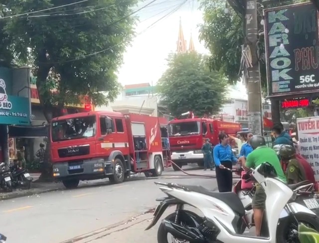 Cháy lớn tại một nhà hàng ẩm thực trên đường Nguyễn Văn Quá, TP.HCM