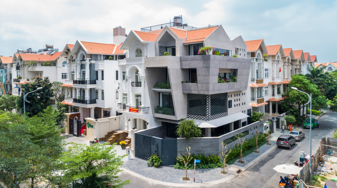 Nhà bê tông nghiêng mái đỏ thiết kế linh hoạt cho ở và kinh doanh tại TP.HCM- Ảnh 1.