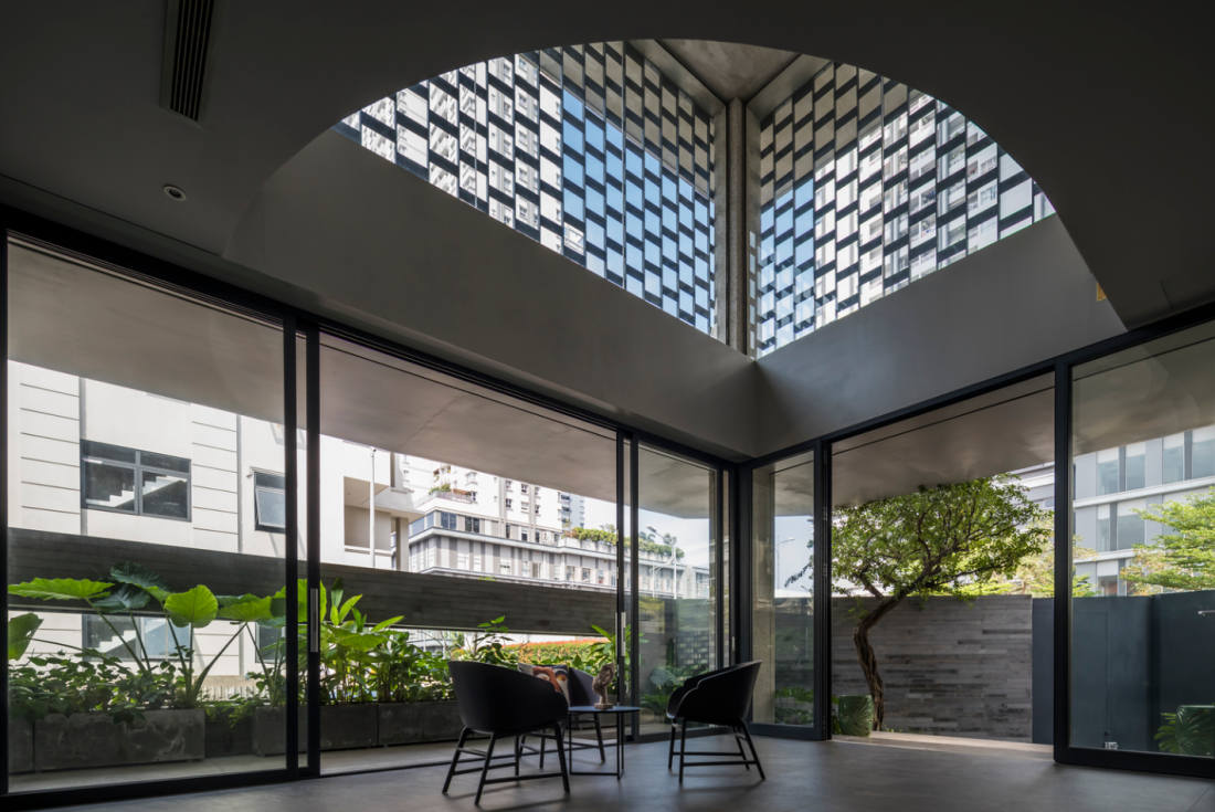 Nhà bê tông nghiêng mái đỏ thiết kế linh hoạt cho ở và kinh doanh tại TP.HCM- Ảnh 4.