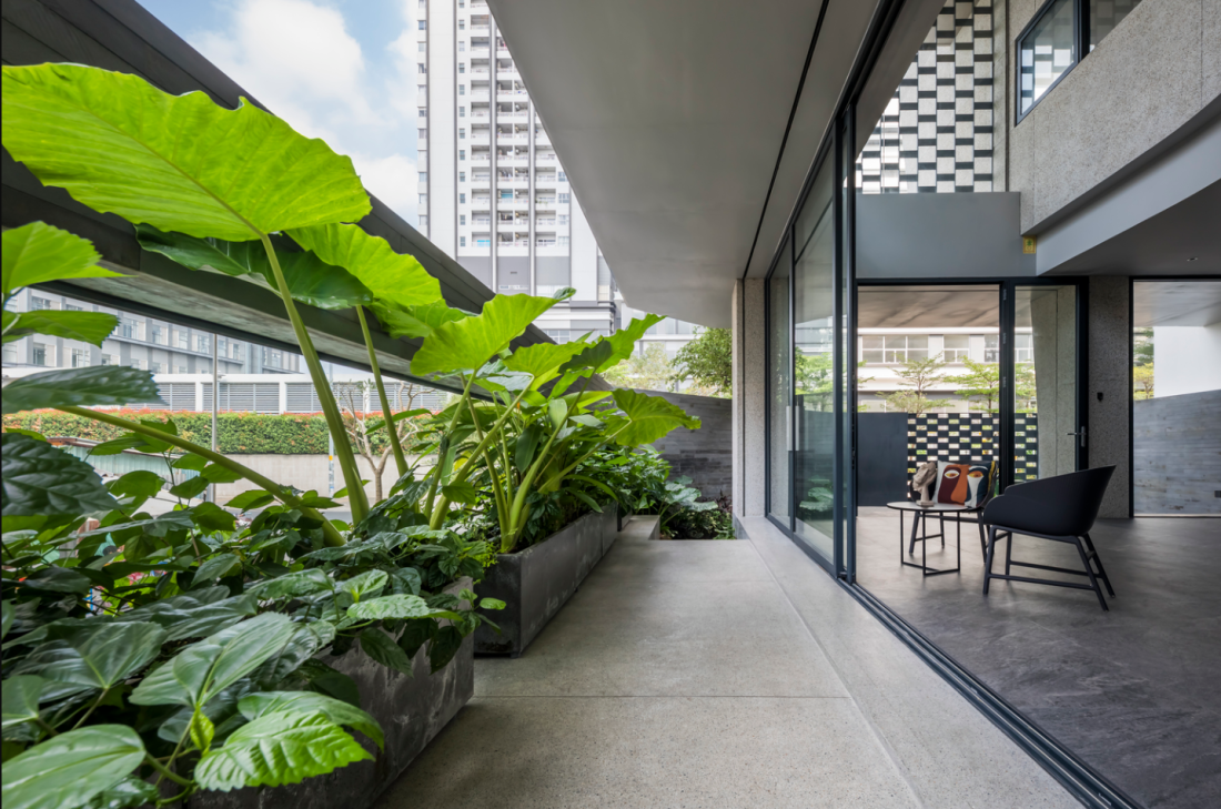 Nhà bê tông nghiêng mái đỏ thiết kế linh hoạt cho ở và kinh doanh tại TP.HCM- Ảnh 5.