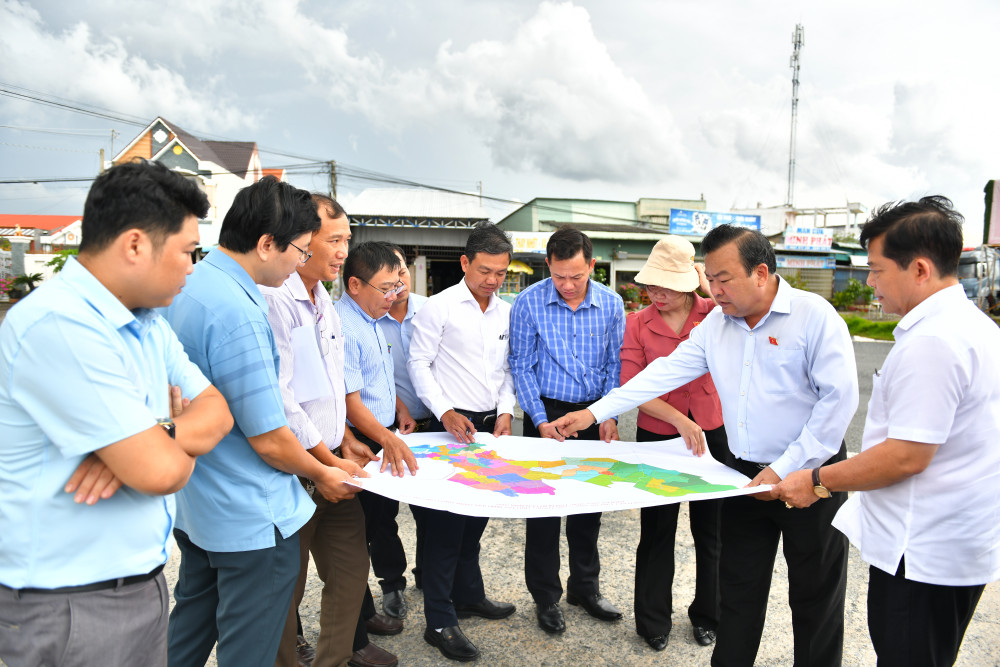 Lãnh đạo tỉnh Tây Ninh khảo sát dự án nâng cấp, mở rộng Quốc lộ 62- Ảnh 1.
