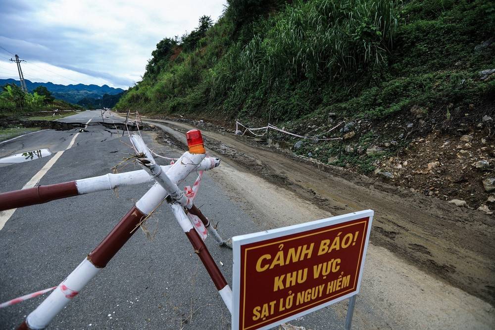 Ứng phó siêu bão Ragasa: Bộ Xây dựng yêu cầu cấm phương tiện qua đoạn đường có nguy cơ sạt lở