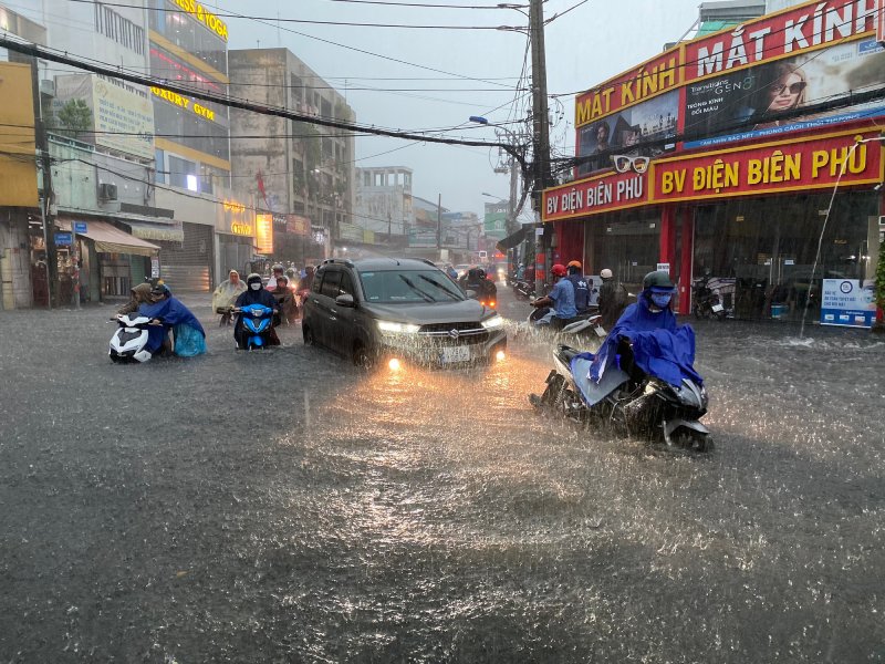 TP.HCM đề xuất xây hồ ngầm dưới sân bóng để chống ngập chợ Thủ Đức
