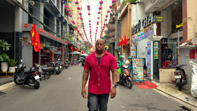 Cựu binh Mỹ nói tìm thấy hạnh phúc và không muốn rời đi khi đến TP.HCM- Ảnh 2. Cựu binh Mỹ nói tìm thấy hạnh phúc và không muốn rời đi khi đến TP.HCM- Ảnh 2.