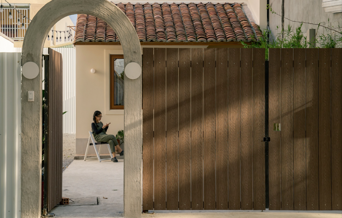 Nhà cấp 4 Bình Dương tối giản sân vườn chiếm nửa đất sau nhiều thay đổi thiết kế- Ảnh 2. Nhà cấp 4 Bình Dương tối giản sân vườn chiếm nửa đất sau nhiều thay đổi thiết kế- Ảnh 2.