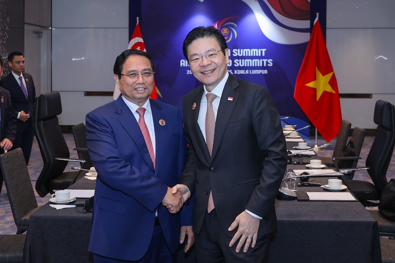 Thủ tướng đề nghị Singapore hỗ trợ Việt Nam phát triển năng lượng tái tạo, công nghiệp bán dẫn