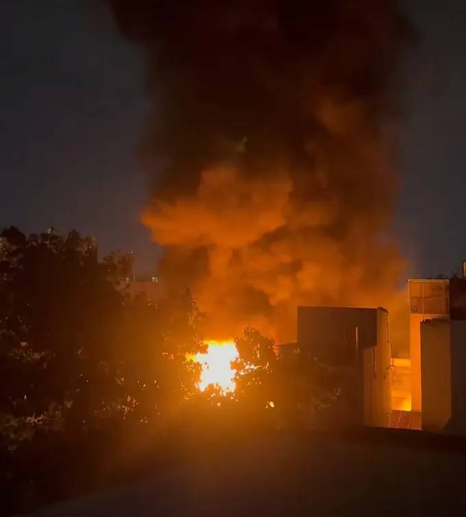 Hỏa hoạn thiêu rụi kho phế liệu giữa khu dân cư ở TPHCM