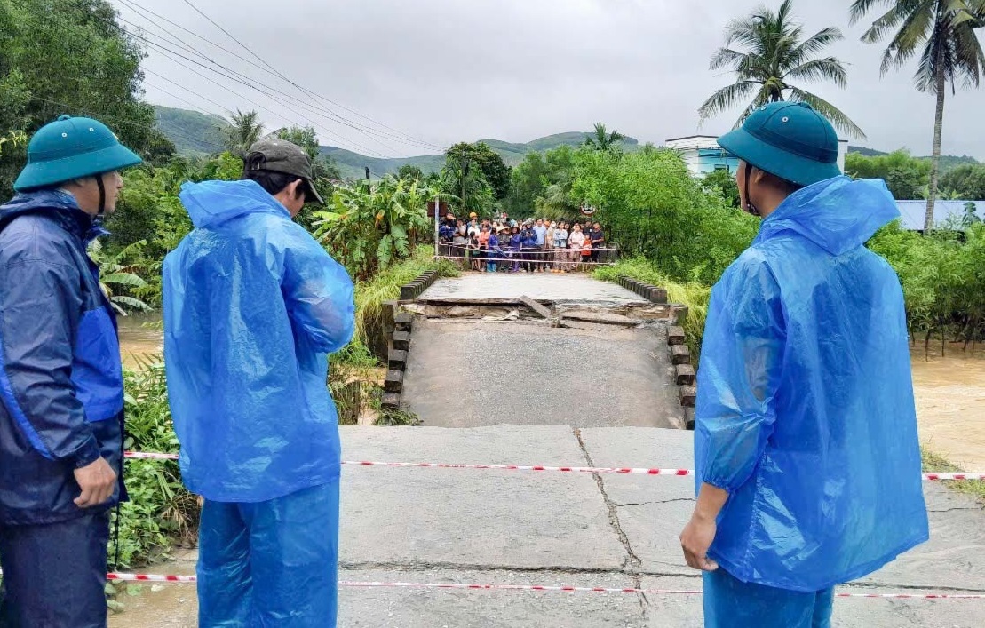 Sập cầu ở Quảng Ngãi, chia cắt 270 hộ dân