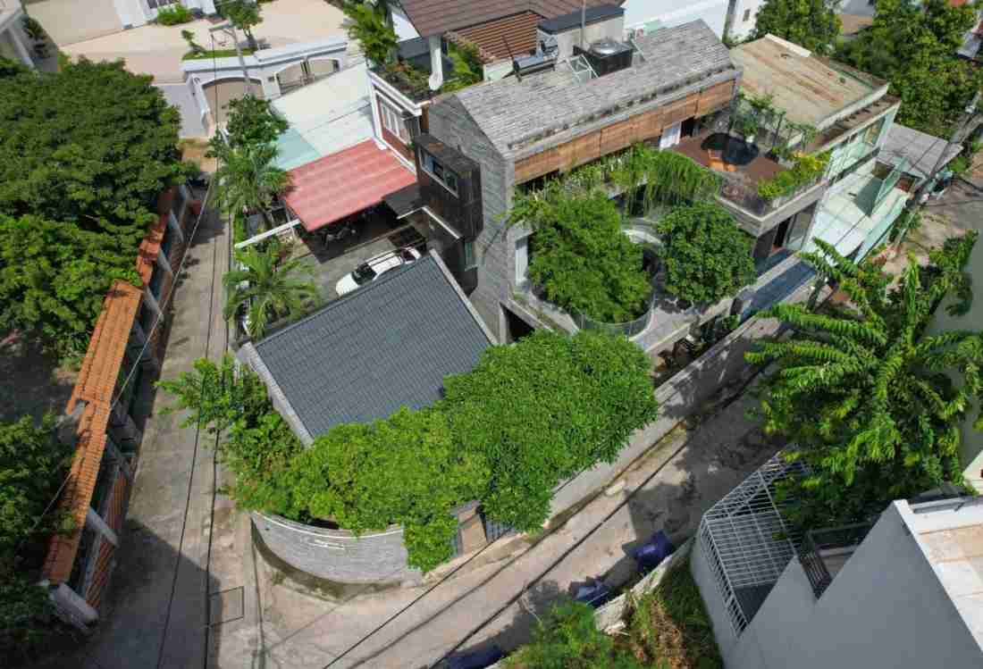 Nhà TP. HCM 4 thế hệ phá cách giếng trời kép dệt nên không gian yên bình và an toàn