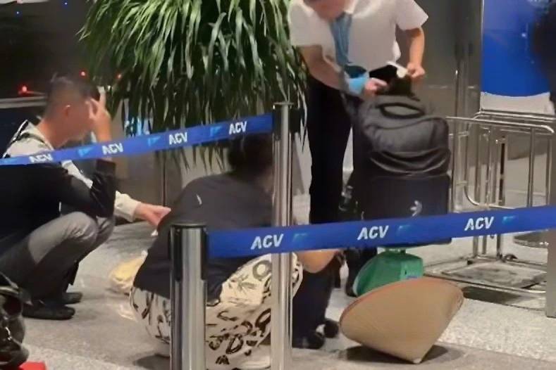 Cái cân ở cửa ra tàu bay gây tranh cãi, Cục hàng không yêu cầu rà soát