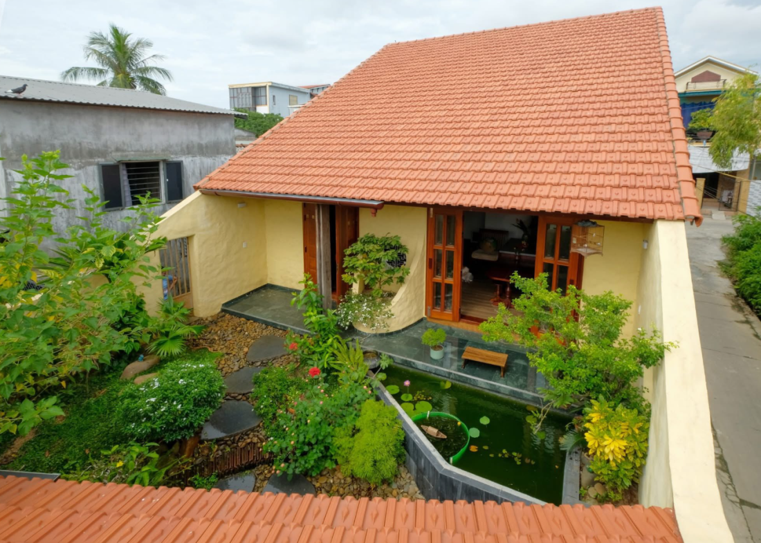 Nhà ống Huế chống lụt như pháo đài kiên cố từ vật liệu tái chế, tiết kiệm chi phí- Ảnh 1.