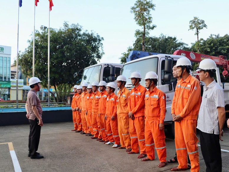 Tăng cường thêm 1.000 nhân lực khẩn trương khôi phục lưới điện tại Gia Lai, Đắk Lắk sau bão Kalmaegi