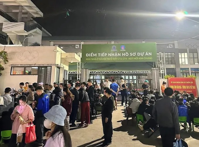 Hà Nội: Người dân chờ suốt đêm để nộp hồ sơ mua nhà ở xã hội