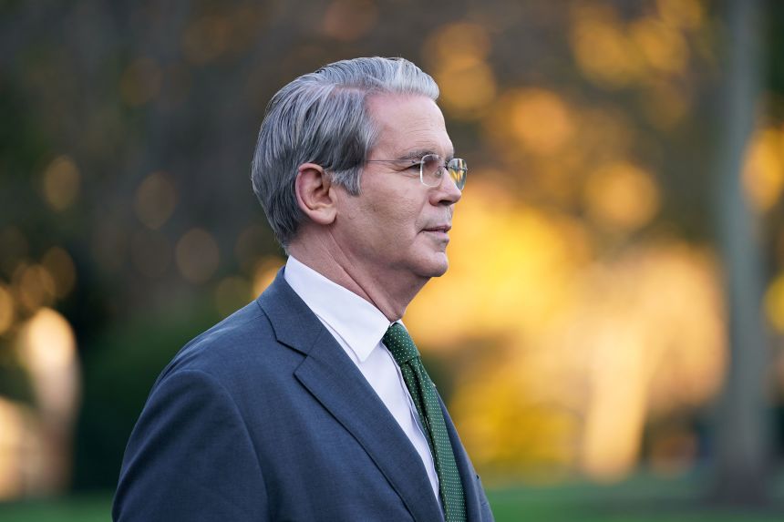 Ông Trump dọa sa thải Bộ trưởng Tài chính nếu Fed không hạ lãi suất