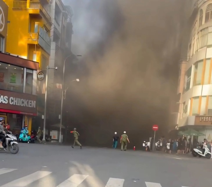 Cháy lớn hầm xe thẩm mỹ viện ở Tp.HCM