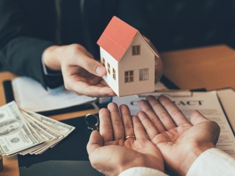 Từ 1/12, ngân hàng phải hỗ trợ người vay 6-12 tháng lương tối thiểu khi thu giữ nhà hoặc công cụ lao động- Ảnh 1.