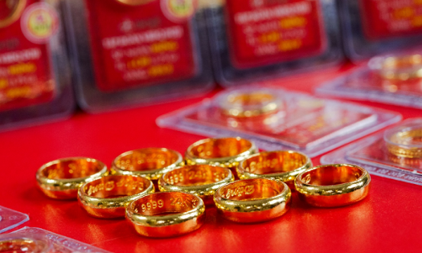 Giá vàng hôm nay 11.12:  SJC 'nổi sóng' bật tăng 1 triệu, chấm dứt chuỗi ngày giảm giá