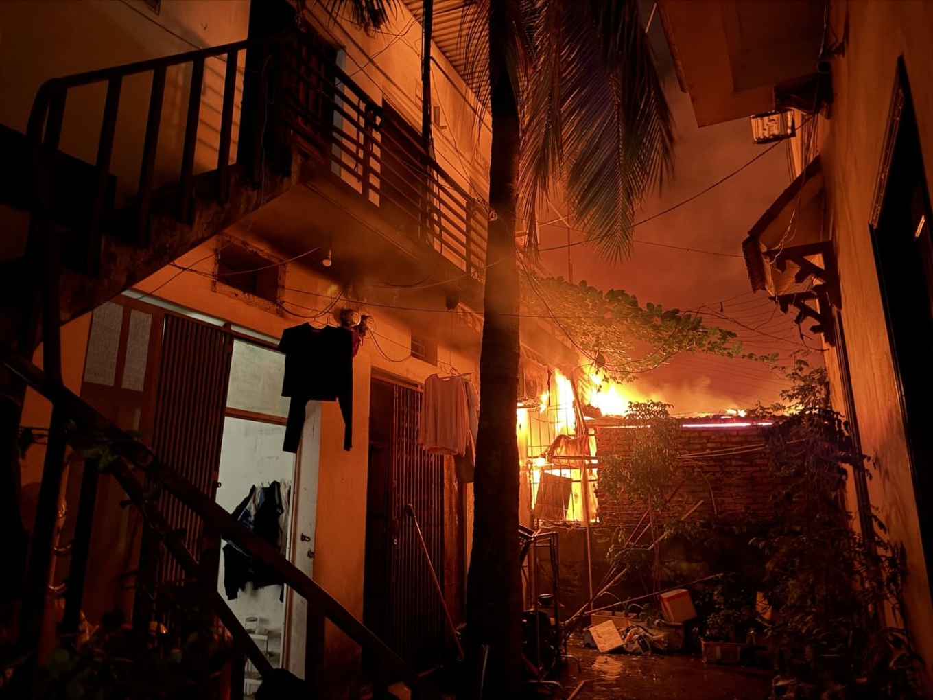 Cháy chợ ở Hà Nội, nhiều hộ dân phải sơ tán