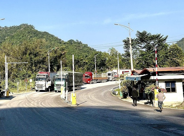 Cửa khẩu "mở hàng" thông quan rộn ràng dịp đầu năm