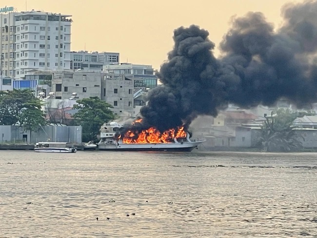 Du thuyền bốc cháy dữ dội trên sông Sài Gòn