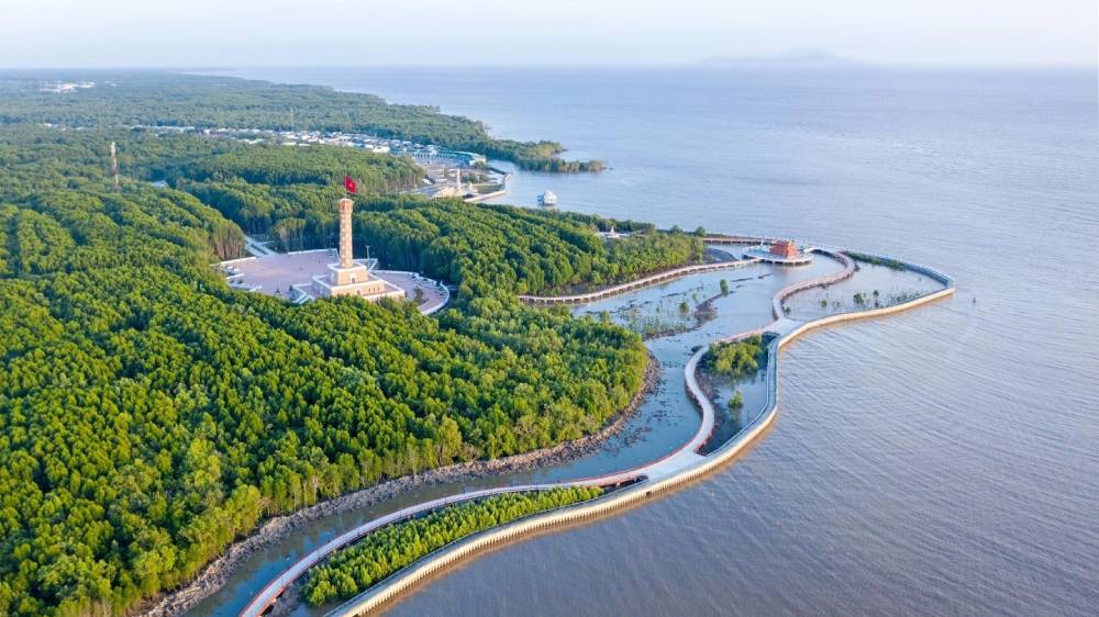 Nghiên cứu triển khai điện gió, điện mặt trời kết hợp nuôi trồng thủy sản và điện khí LNG tại Cà Mau- Ảnh 1.