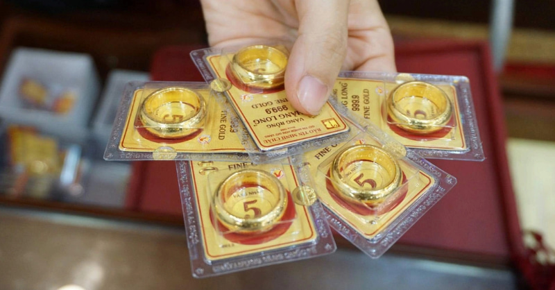 Giá vàng hôm nay 8-1: Vàng thế giới giảm, vàng nhẫn tăng vọt