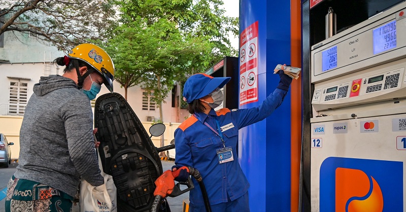 Giá xăng dầu chiều 8-1: Xăng RON95 chỉ còn hơn 18.000 đồng/lít